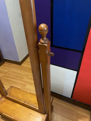 Espejo de pie, estructura de madera y cajón.