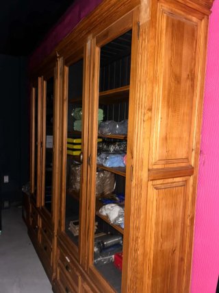 Vitrina madera maciza tono miel con cristal