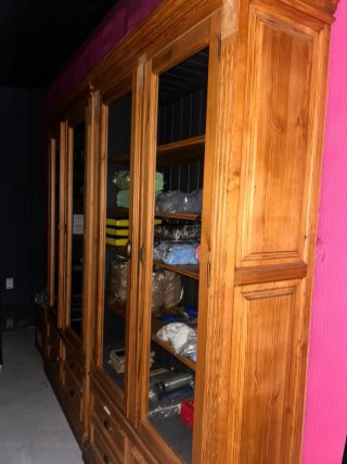 Vitrina madera maciza tono miel con cristal