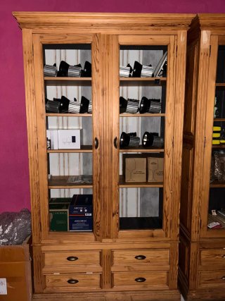 Vitrina madera maciza tono miel con cristal