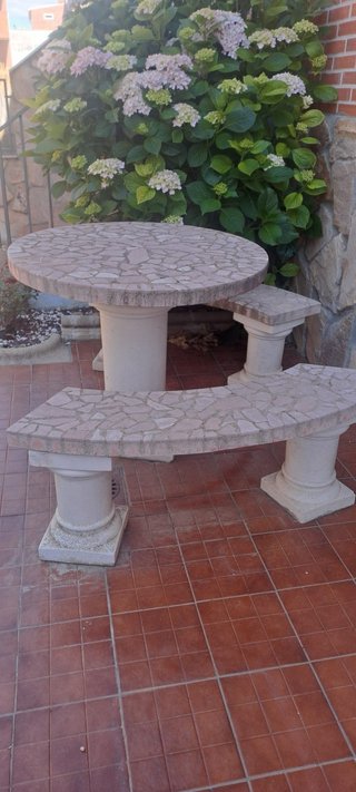 Mesa y bancos de mármol para exterior
