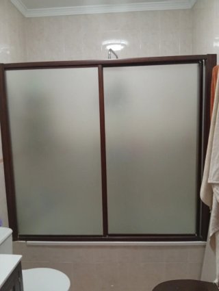 Mampara de ducha marrón y cristal