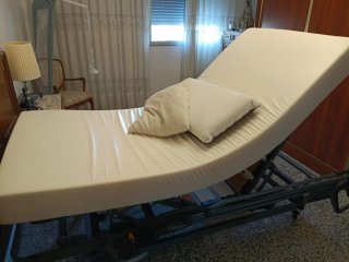 Cama articulada con barandilla protectora