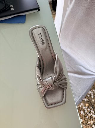 Sandalias Michael Kors plateadas talla 37.5