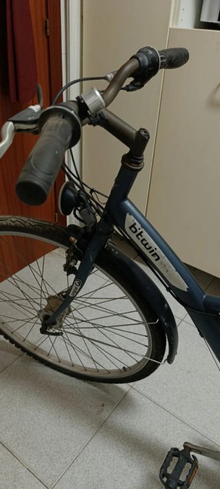 Bicicleta BTWIN con silla para niño.