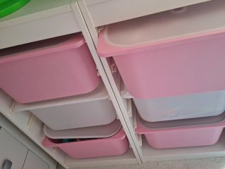 Mueble organizador con cajones rosas y blancos