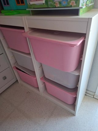 Mueble organizador con cajones rosas y blancos