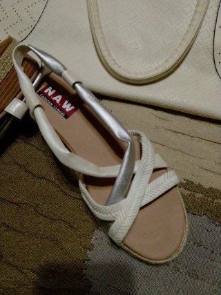 Bolso y sandalias blancas y plateadas
