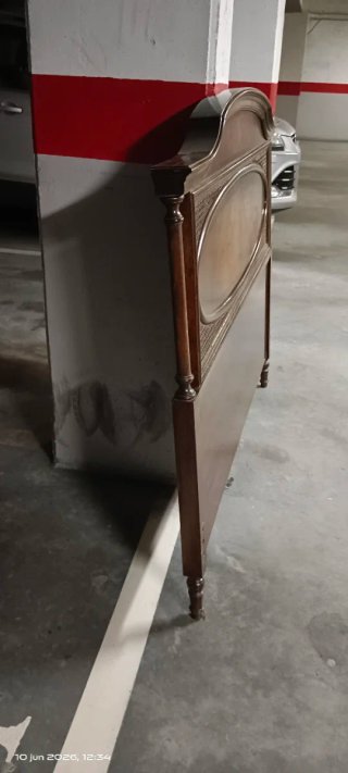 Cabecero de cama de madera y ratán