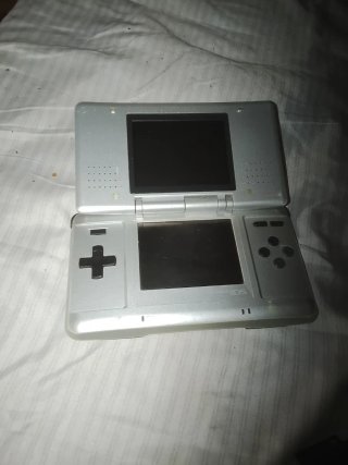 Nintendo DS Plata Antigua le falta la batería,