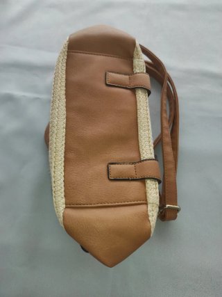 Bolso de hombro de paja y piel