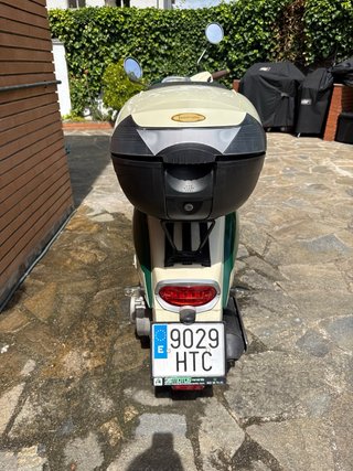 Lambretta Scooter Beige y Verde LN 125
