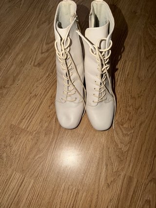 Botines blancos con cordones