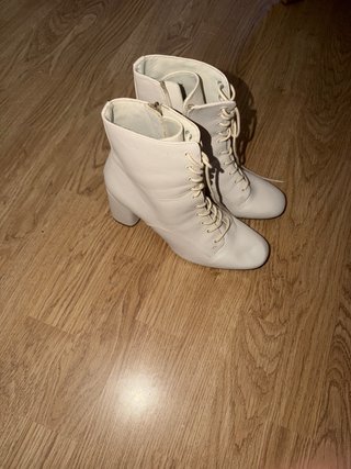 Botines blancos con cordones