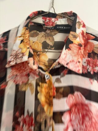 ZARA - Blusa de gasa a rayas con flores t.S