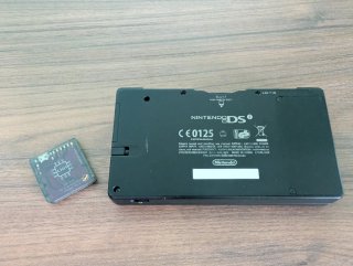 Nintendo DSi Negra + Cargador + Cartucho