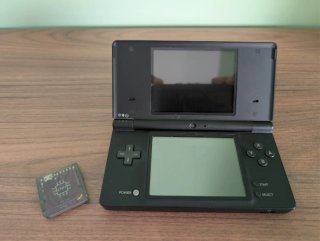 Nintendo DSi Negra + Cargador + Cartucho