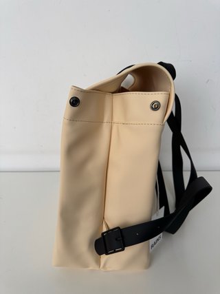 Mochila impermeable Rains beige claro