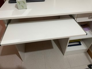 Escritorio blanco con estantería