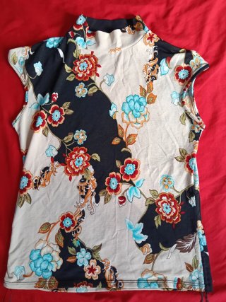 Blusa floral cuello alto sin mangas, elastico