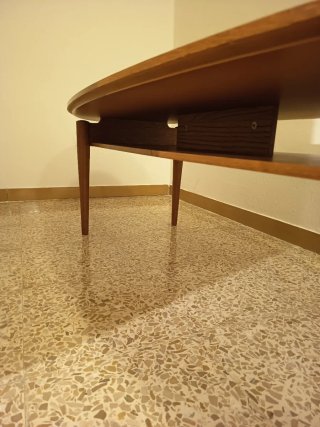 Mesa de comedor ovalada de madera
