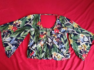 Blusa fina floral manga acampanada