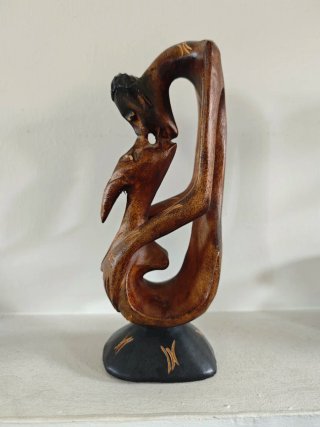 Estatua Madera Pareja Besándose