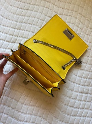 Bolso amarillo con cadena y cierre metálico