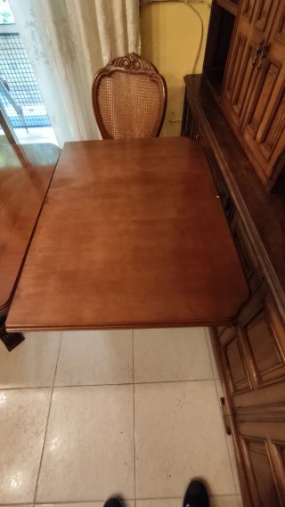 Mesa comedor extensible y 6 sillas madera tapizada