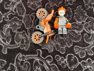 Lego Moto Naranja y Figura Fantasma