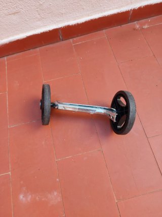 Bicicleta infantil roja y azul