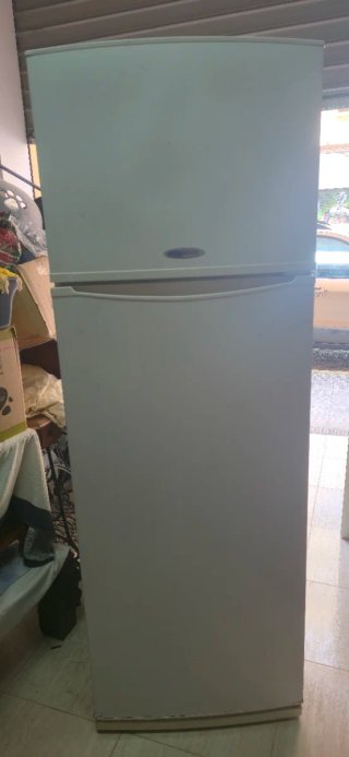 Nevera blanca con congelador superior