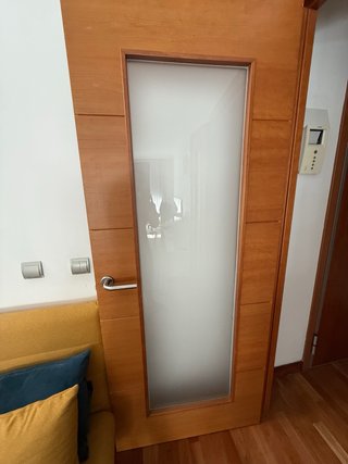 Puerta madera con cristal esmerilado