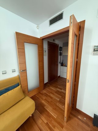 Puerta madera con cristal esmerilado