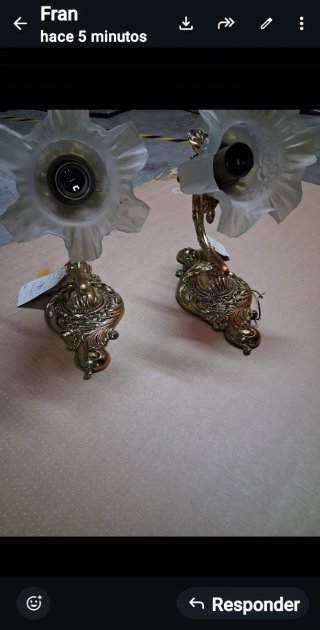 Apliques de bronce fundido  y tulipas nuevos (a es