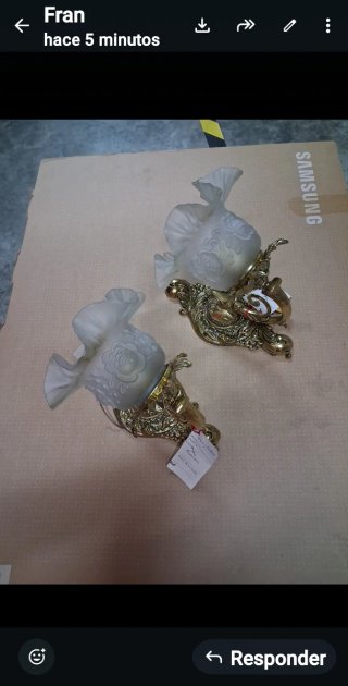Apliques de bronce fundido  y tulipas nuevos (a es