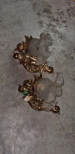 Apliques de bronce fundido  y tulipas nuevos (a es