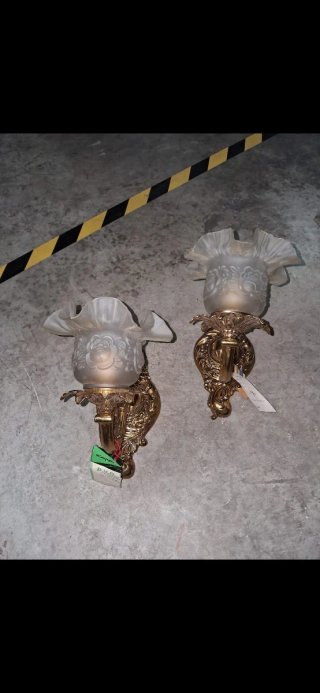 Apliques de bronce fundido  y tulipas nuevos (a es