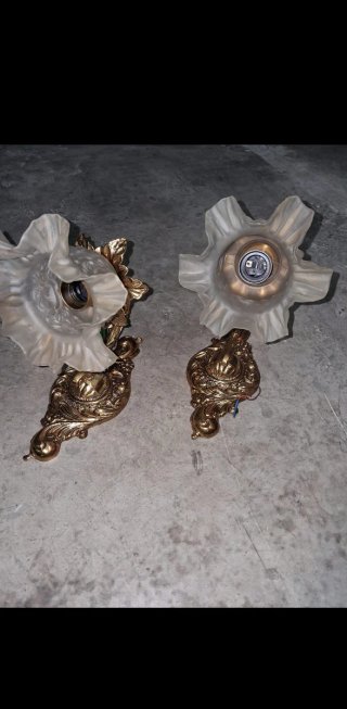 Apliques de bronce fundido  y tulipas nuevos (a es