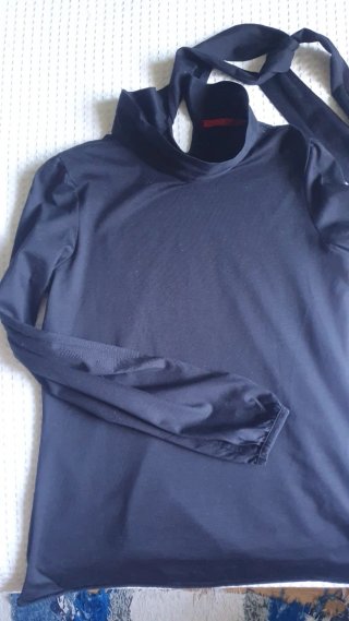 Blusa negra con lazada