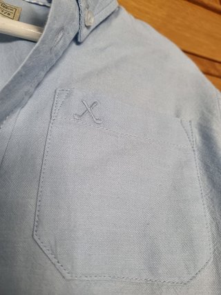 Camisa azul de manga larga