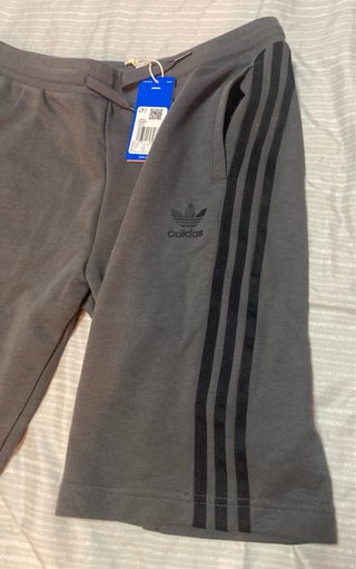 Pantalón corto Adidas gris