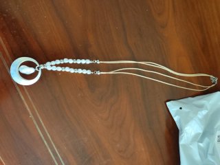 Collar cadena dorada con perlasy pulseras de plata