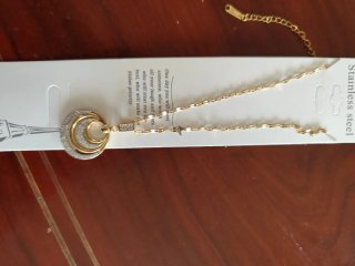 Collar cadena dorada con perlasy pulseras de plata