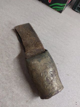 Cencerro antiguo de hierro con collar