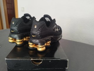 Nike Shox R4 x Supreme Negro Dorado