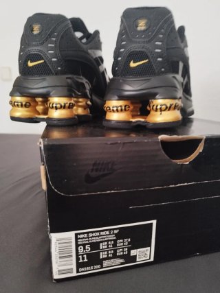 Nike Shox R4 x Supreme Negro Dorado