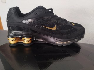 Nike Shox R4 x Supreme Negro Dorado
