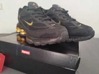Nike Shox R4 x Supreme Negro Dorado