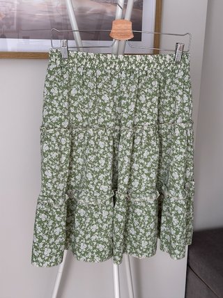 Falda mini verde con flores blancas y volantes